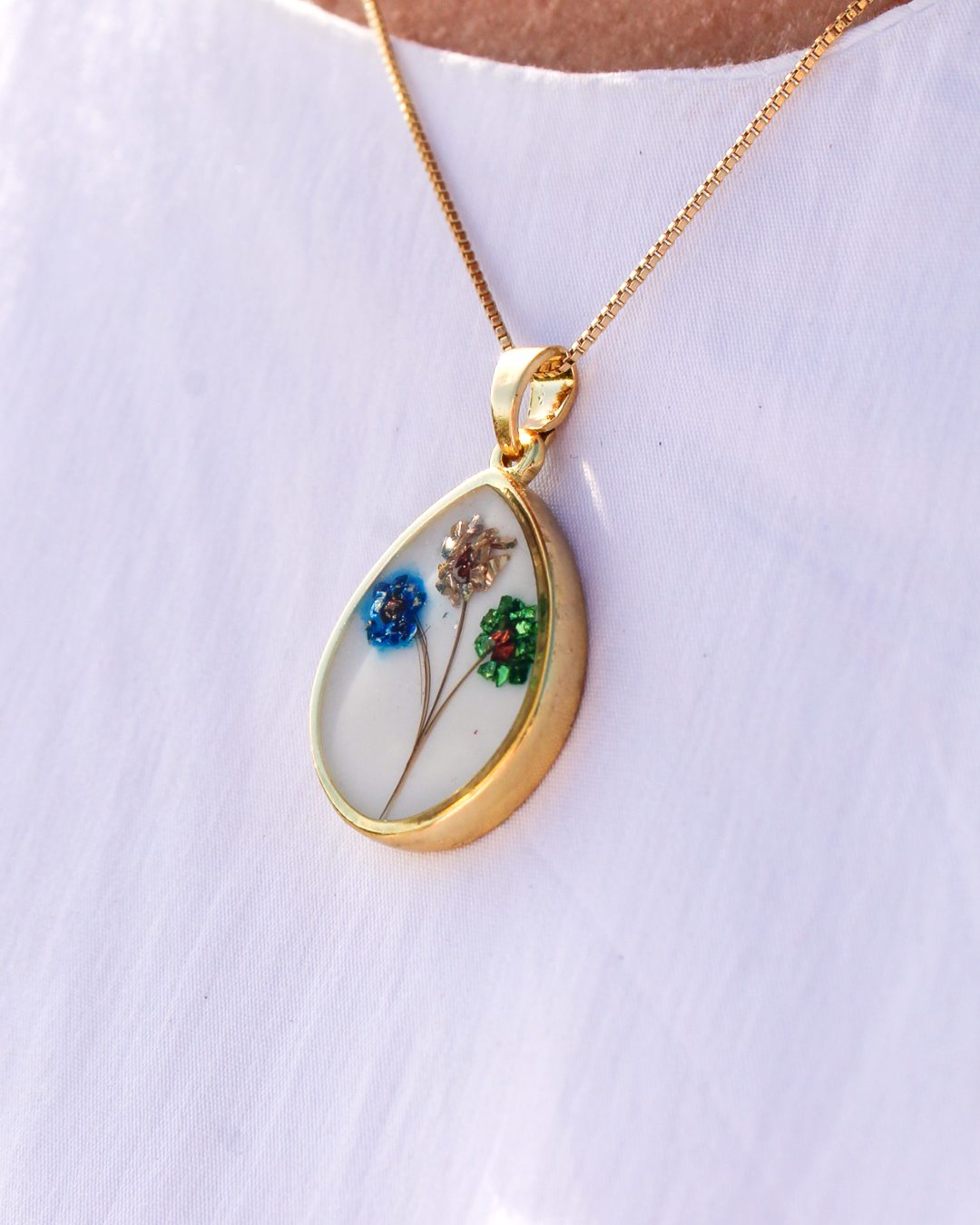 Gota con flores prensadas del ramo